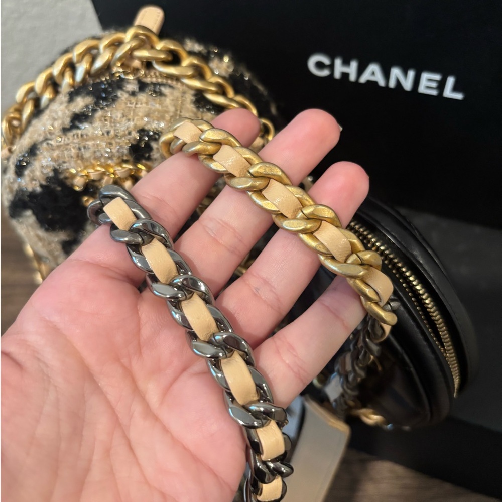 CHANEL 19 Collection Houndstooth Tweed Lambskin Round Crossbody W/ Coinpurse - Picture 7 of 16